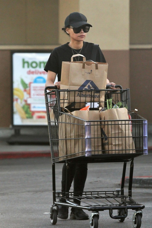 naya-rivera-out-for-grocery-shopping-in-los-angeles-01-17-2018-12.jpg